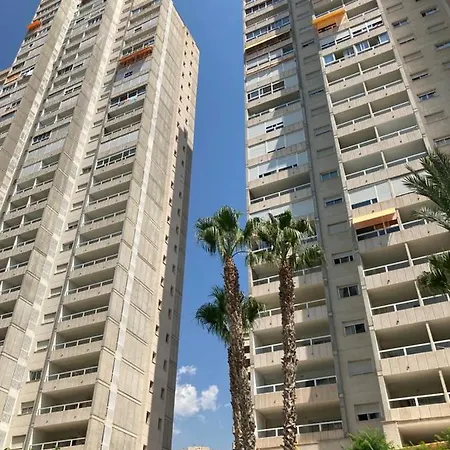 Rascacielo Bonito Mirando Al Mar